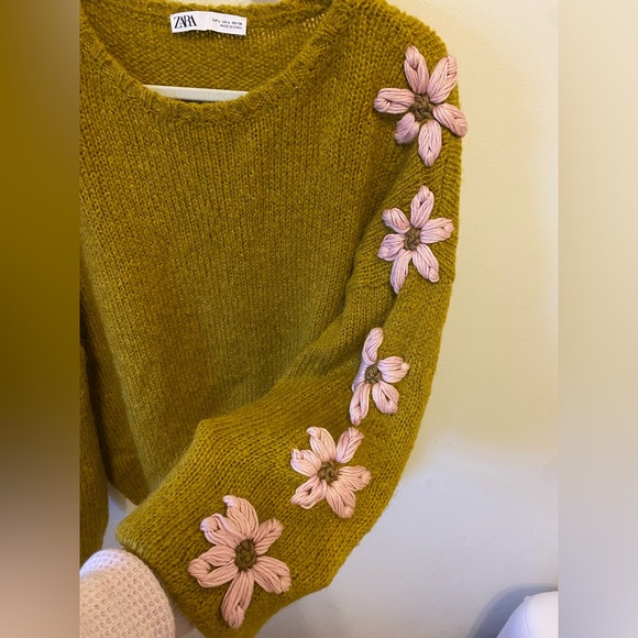 Zara mustard yellow wool mohair blend sweater with pink flower appliqués - Picture 3 of 6